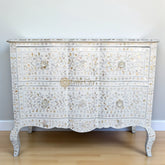 Commode incrustée de nacre à 2 tiroirs incurvés et motif floral blanc
